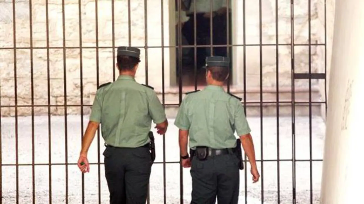 Imagen de archivo de dos agentes de la Guardia Civil en Alicante