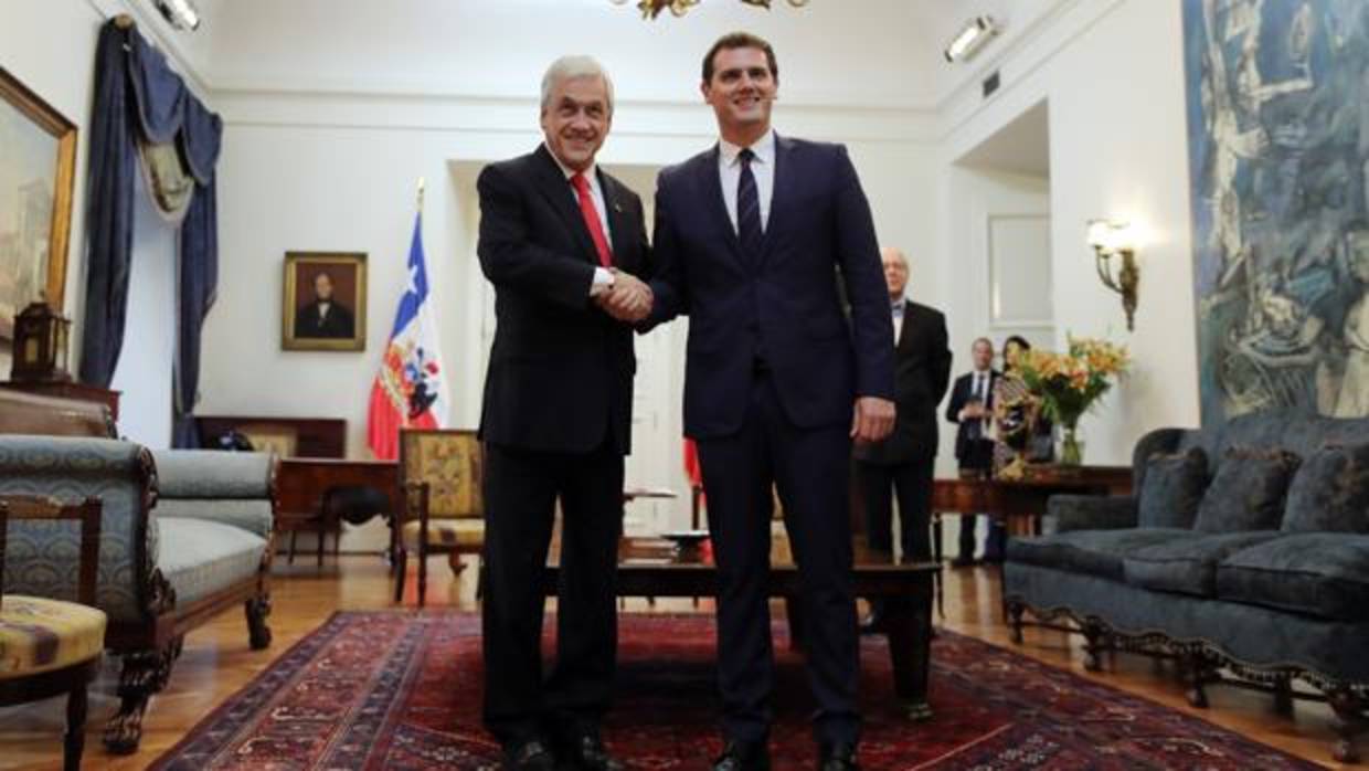 Rivera (derecha), posa junto al presidente de Chile, Sebastián Piñera