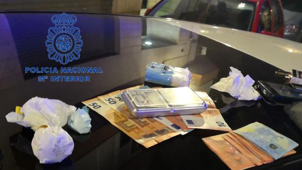 La Policía detiene a tres hombres por guardar y transportar cocaína y marihuana en Valencia