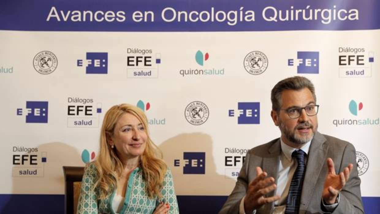 Imagen de archivo de Mercedes Hurtado junto aL presidente de la Sociedad Española de Oncologia Quirúrgica