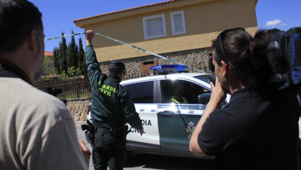 Un guardia civil facilita el paso de un vehículo este viernes en Las Ventas de Retamosa