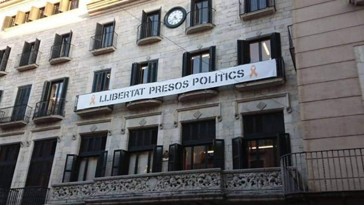 Fachada del Ayuntamiento de Gerona, con la pancarta política «Libertad presos políticos»