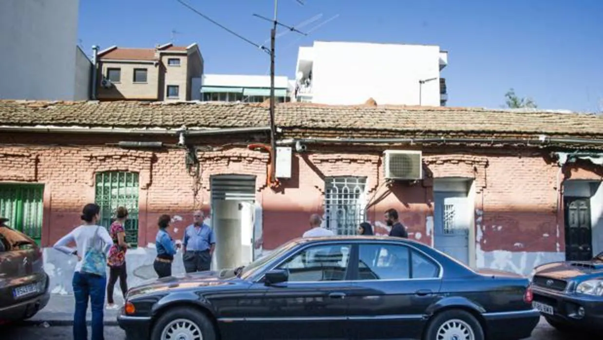 La amenaza de desahucio toca de nuevo la «casa de Robert Capa» en Vallecas