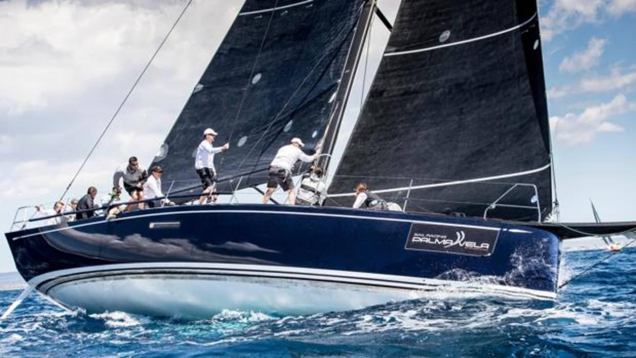 El velero que Don Felipe patroneará en verano está compitiendo esta semana en la regata PalmaVela