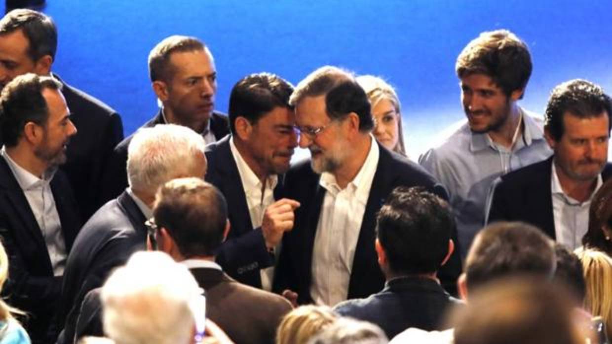 Císcar (derecha), acompañando a Rajoy y Barcala este sábado en Alicante