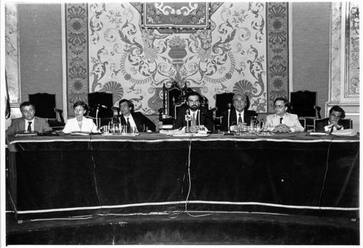 Primera mesa de la Asamblea de Madrid, presidida por Ramón Espinar