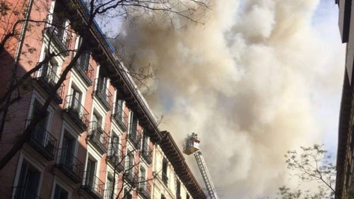 La cubierta del edificio, en la calle de Lagasca, en llamas