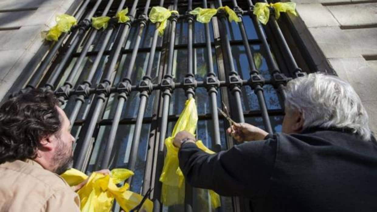 Un acto, el pasado diciembre, para colgar lazos amarillos en edificios públicos