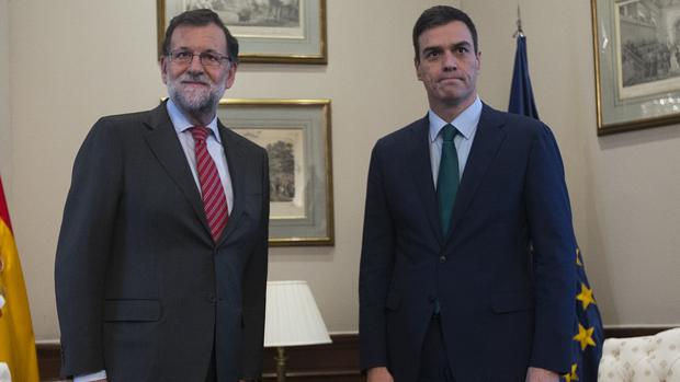 Rajoy busca un acercamiento con Sánchez tras la disolución de ETA