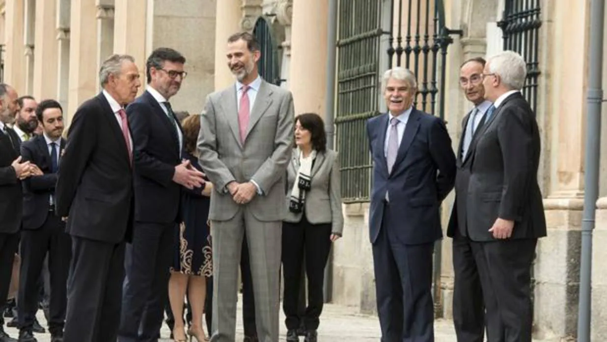 El rey Felipe VI preside la reunión del Consejo Científico del Real Instituto Elcano. En la imagen, junto al alcalde del Real Sitio de San Ildefonso, José Luis Vázquez