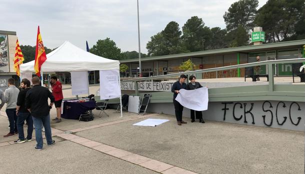 Intentan agredir a jóvenes estudiantes de Societat Civil Catalana en la Universidad Autónoma de Barcelona