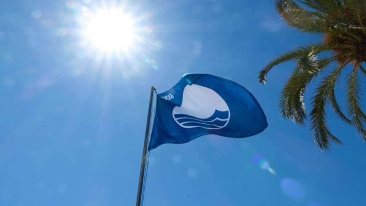 La bandera azul ondea en la playa del Postiguet de Alicante