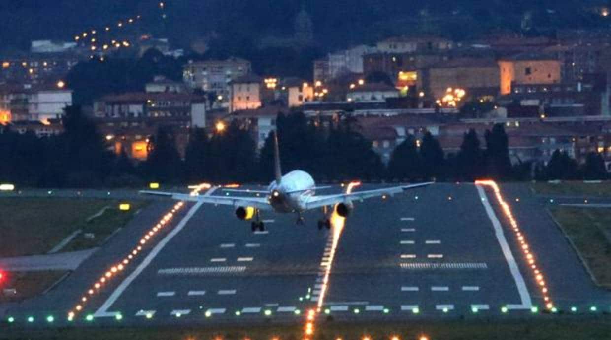 Un avión aterriza en el aeropuerto de Loiu