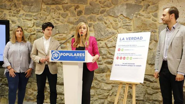 La presidenta del PP de Vigo, Elena Muñoz, en rueda de prensa