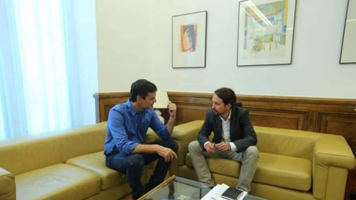 Pedro Sánchez y Pablo Iglesias durante una reunión en el Congreso en junio del pasado año