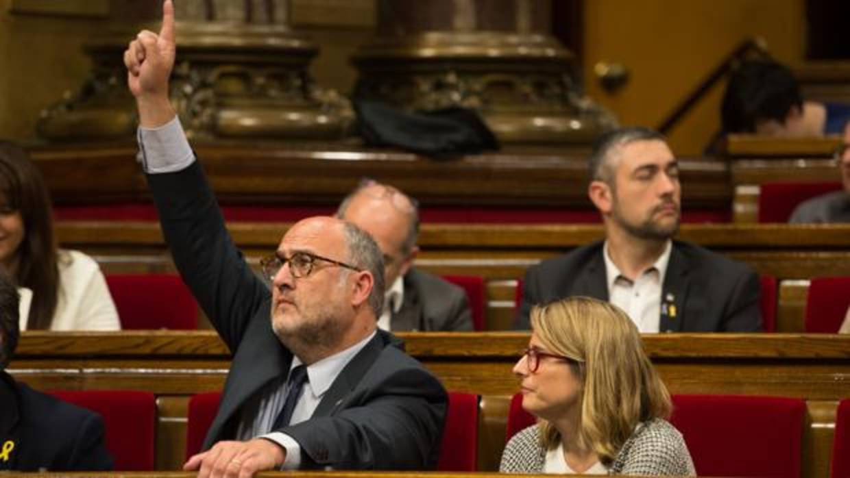 Los portavoces de Junts per Catalunya Elsa Artadi y Eduard Pujol en el Parlament