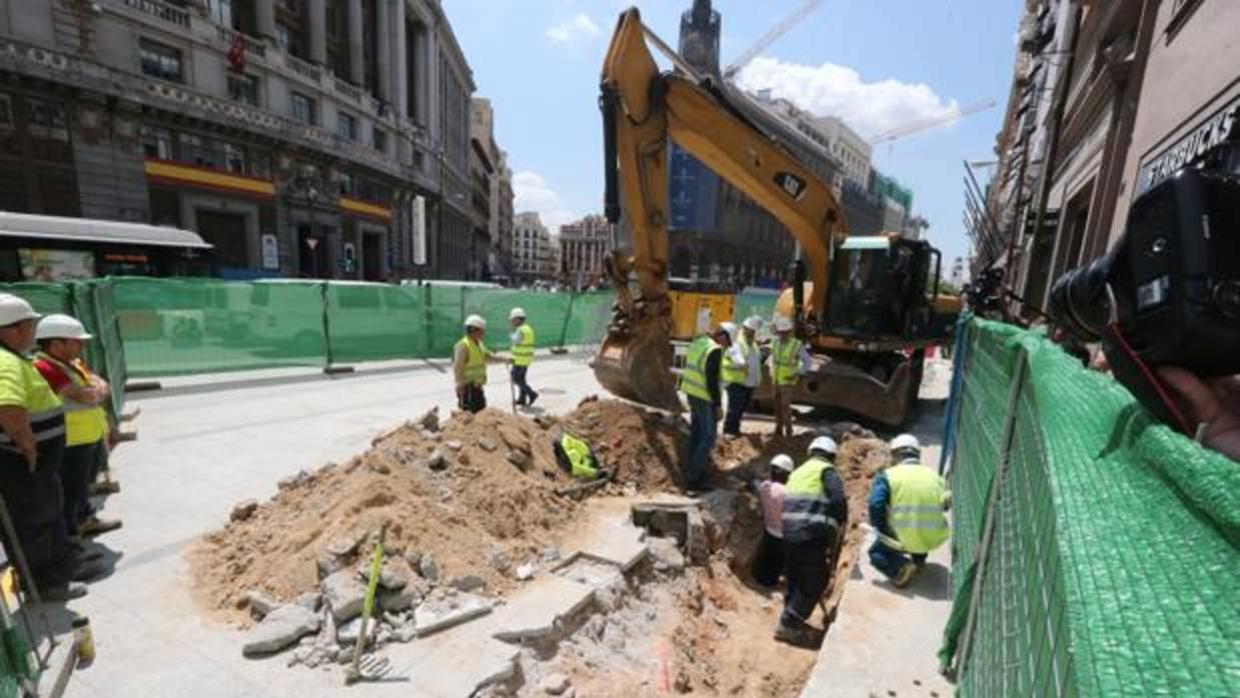 Los operarios, ayer por la mañana, reparan la tubería afectada