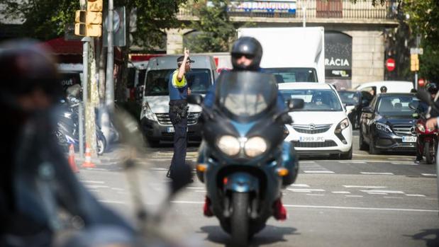 El RACC apuesta por dejar a las motos ir por los arcenes de acceso a Barcelona en hora punta