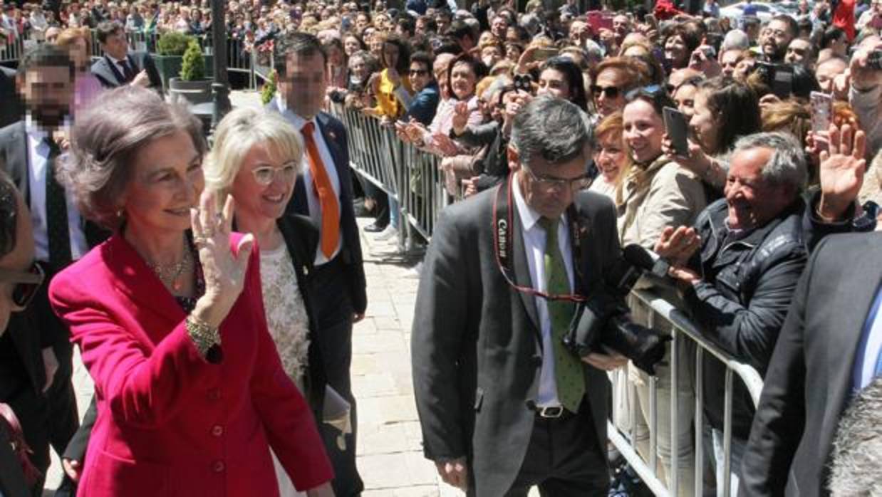 Doña Sofía saluda a los vecinos de Aguilar de Campoo (Palencia) durante su visita a las Edades del Hombre
