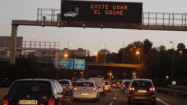 Hasta cuatro millones de coches no podrán circular en Madrid en escenarios extremos de contaminación