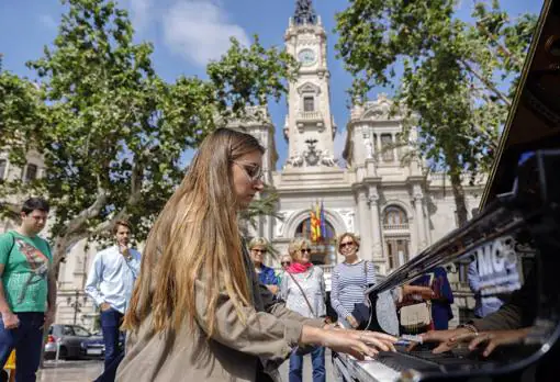 Las calles de Valencia se llenan de pianos para ser tocados por músicos espontáneos
