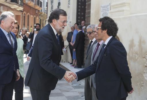 Mariano Rajoy saluda a Kichi en la clausura los actos conmemorativos por el 150 aniversario del Diario de Cádiz