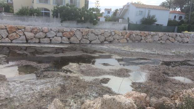 Vecinos de Denia piden auxilio por la contaminación del río: «Es insoportable, aquí no se puede vivir»