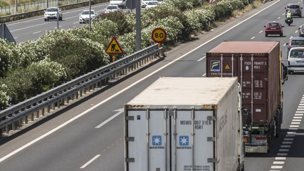 Muere un conductor de camión trailer tras salirse de la A-3 en Soneja