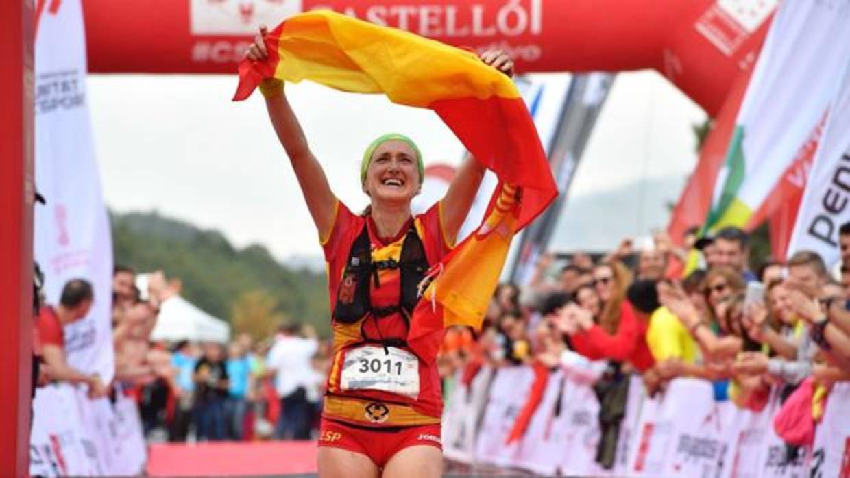 La castellonense Laia Cañes, a su llegada a la meta en el Mundial de Trail Running en Penyagolosa