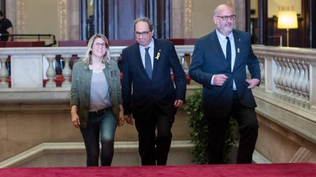 Quim Torra, a su llegada al Parlamento catalán. acompñado de Elsa Artadi y Eduard Pujol