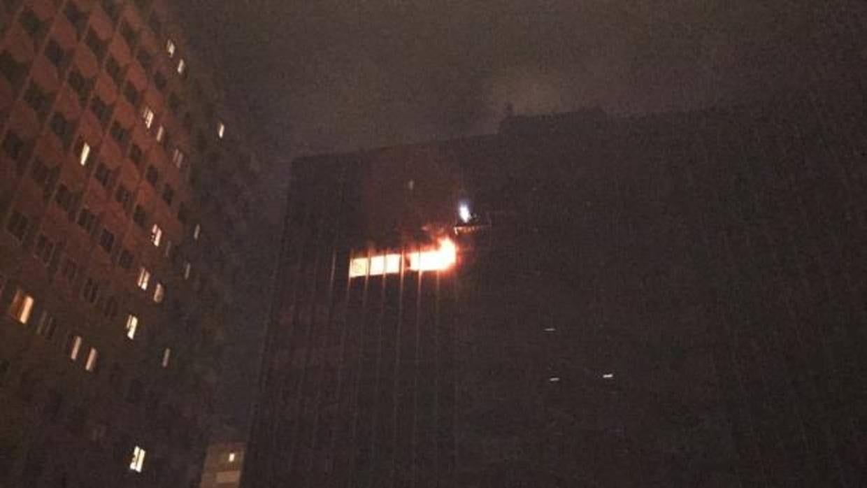 El edificio afectado, durante el incendio