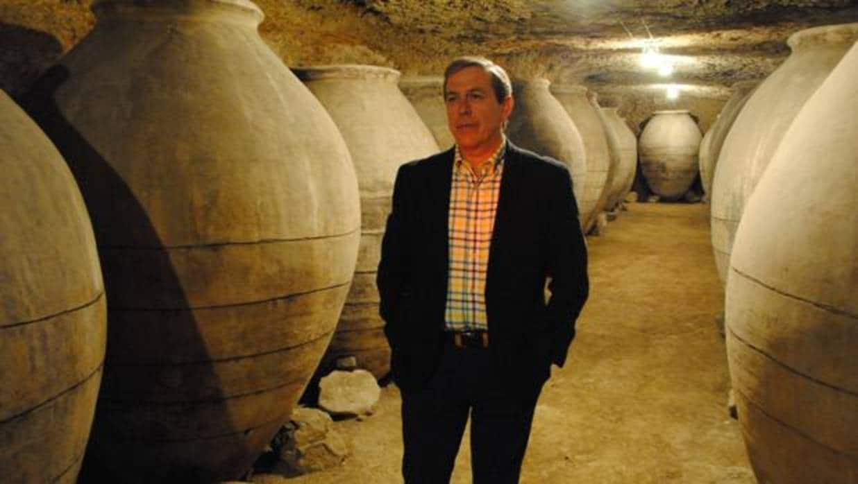 El teniente de alcalde de Valdepeñas, Manuel López Rodríguez, en la cueva rehabilitada