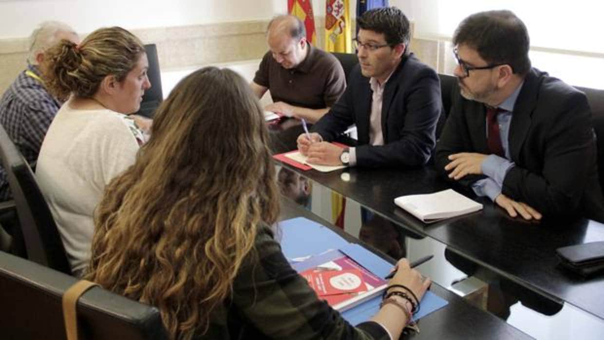 El presidente de la Diputació de València, Jorge Rodríguez, y el diputado Emili Altur, con la Coordinadora Valenciana de ONG's