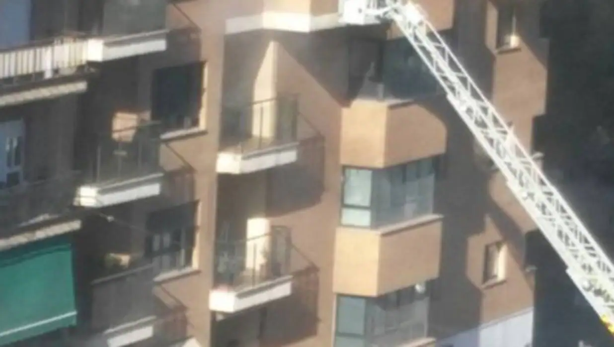 Un momento del rescate del menor en el edificio donde se ha producido el incendio en Valencia