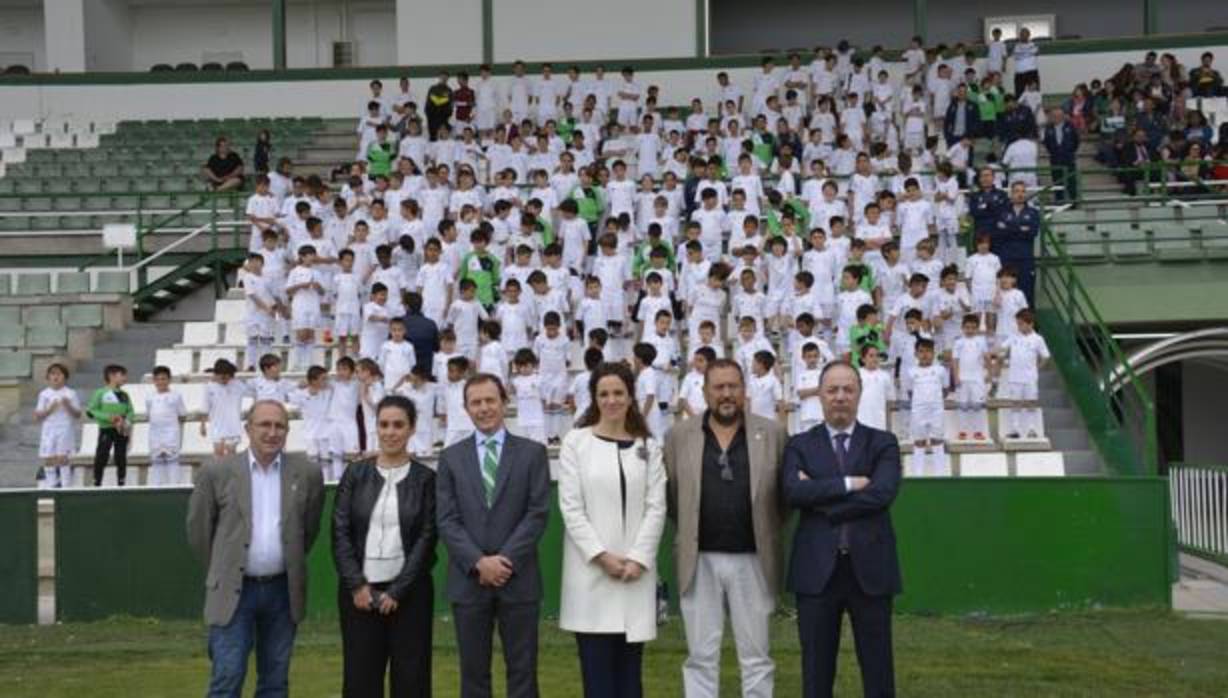 Emilio Butregueño, en el centro, entre la concejal Inés Sandoval y Marta Castellote, de la Caixa