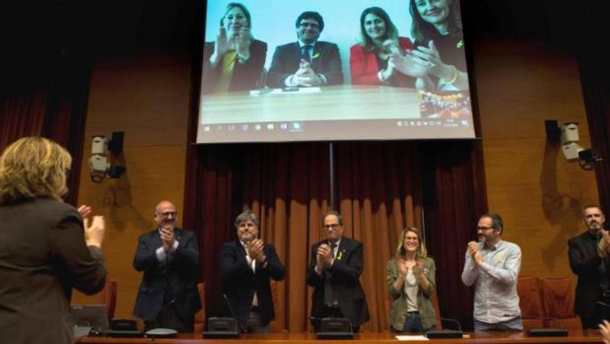 Los diputados de JpC, con Torra en el centro, con Puigdemont en pantalla desde Berlín