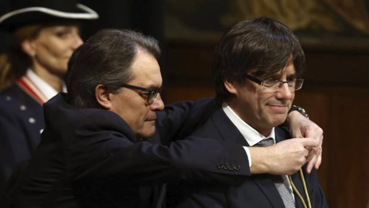 Artur Mas impone la medalla representativa del cargo a Carles Puigdemont en enero de 2016