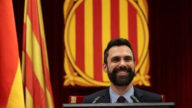 El presidente del Parlamento catalán inventa un desplante al Rey