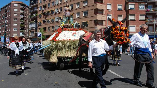 Casi 30 carrozas y 280 caballos participan en el desfile de San Isidro de Talavera