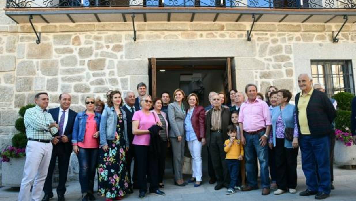 Cospedal, junto a la alcaldesa Marina García, concejales y vecinos de Menasalbas