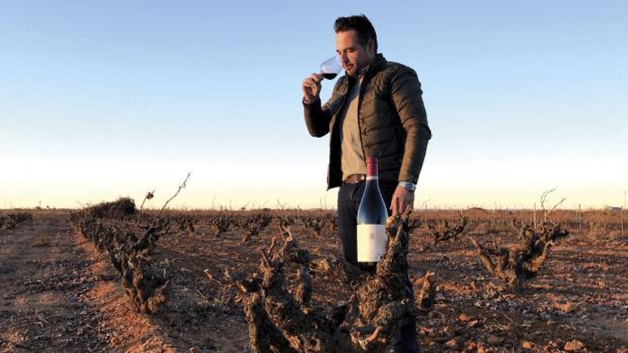 Lorenzo López Orozco, con el vino premiado, Rubatos 2016, en primer plano