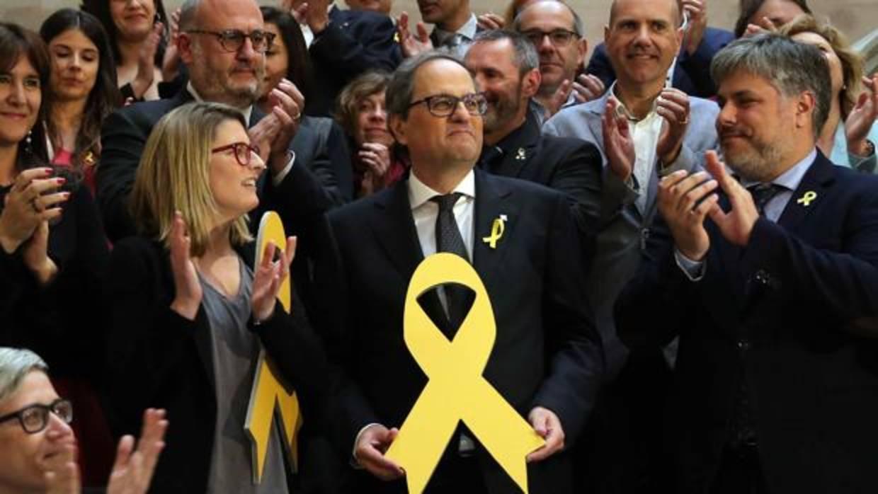 El nuevo presidente de la Generalitat, Quim Torra, posa con un lazo amarillo