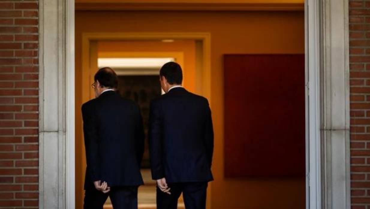 Mariano Rajoy y Pedro Sánchez, este martes en la entrada de La Moncloa antes de reunirse