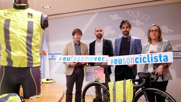 La Xunta distribuirá tres mil chalecos para visibilizar a ciclistas