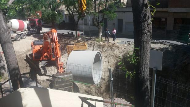 Se instala una gran tubería para canalizar el agua subterránea en Alameda