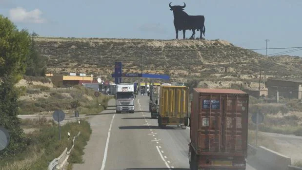 Fomento baraja prohibir la circulación de camiones en la N-II entre Fraga y Alfajarín