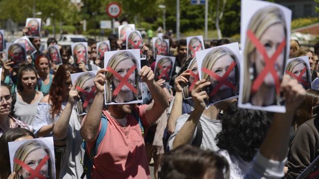 Los estudiantes claman contra el regreso de Cifuentes: «Querida, no eres bienvenida»