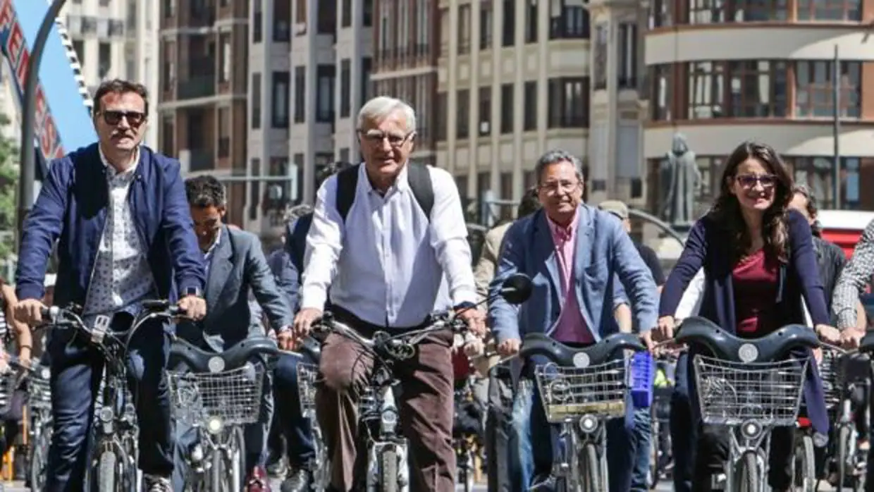 Imagen de las autoridades durante el paseo en bicicleta por Valencia