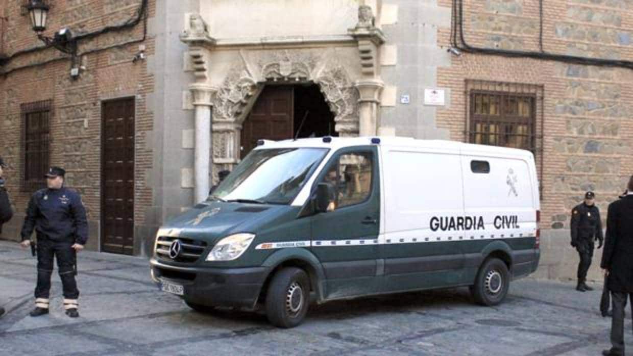 Un furgón de la Guardia Civil delante de la puerta de la Audiencia Provincial de Toledo