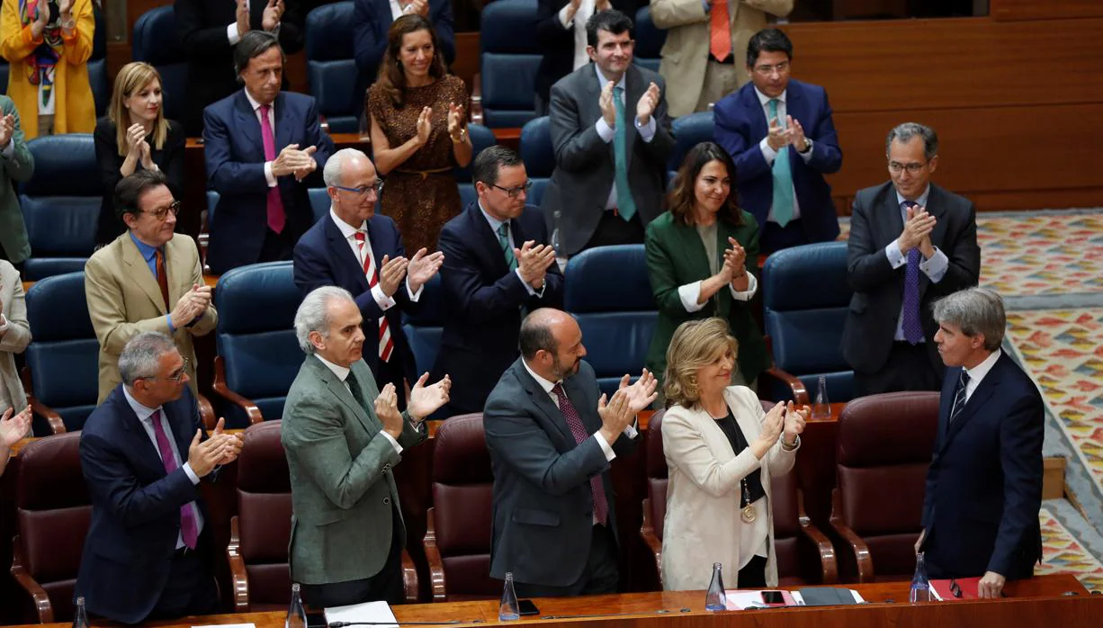 Los diputados populares aplauden al candidato a presidente, Ángel Garrido